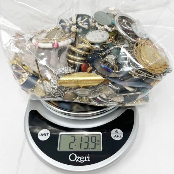 Over 2.5 Lbs Lot of Single Earrings Jewelry Scrap Junk Craft Harvest Repurpose - Picture 1 of 6